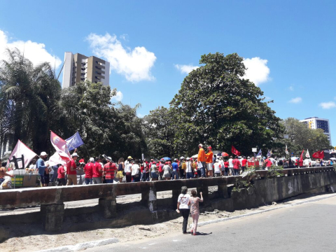 Passeata no Recife #DerrubaReforma