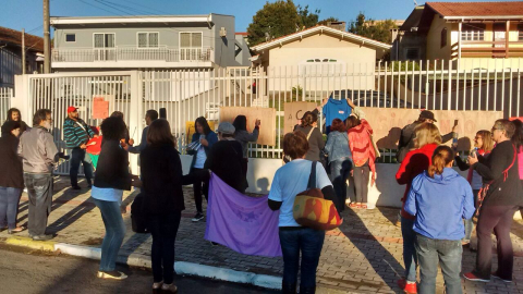 Deputada ganha escracho por votar com golpistas