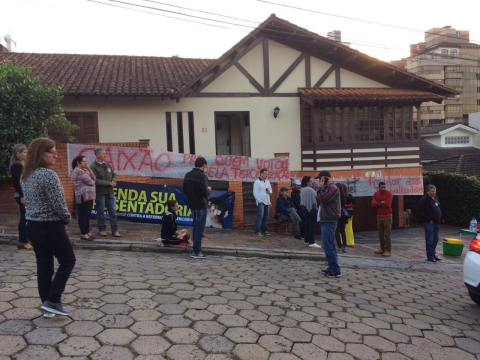 Deputado golpísta recebe visita em casa