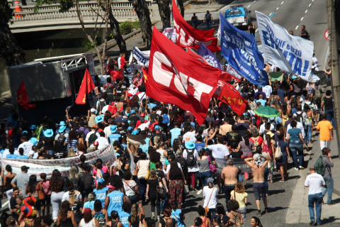 No Rio de Janeiro, caminhada segue em direção à Candelária.,