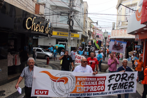 Ato público nesta manhã no calçadão do Centro de Campos dos Goytacazes (RJ)
