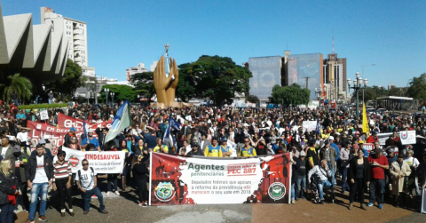 Em Cascavel (PR), mais de 6 mil participam de protesto.